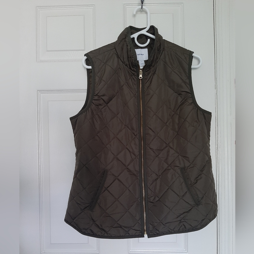 Olive green zip up vest with pockets. Large. O
